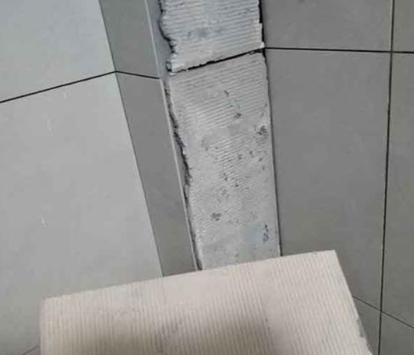 马鞍山瓷砖空鼓维修公司分享下厨房瓷砖脱落的补救措施。